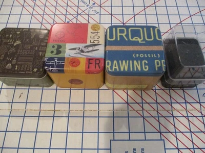 ¡EXCELENTE! Lote 4 cajas de reloj gráficas con tapa FOSSIL de colección con insertos: 3 de metal + 1 de plástico Foto 1 de 4