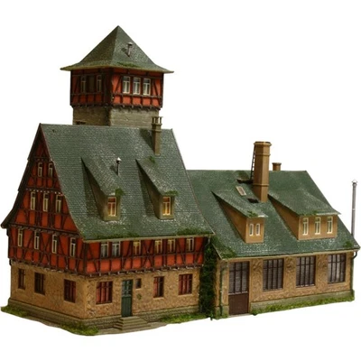 Diorama H0/1:87 Vollmer Feuerwehrstützpunkt fünfständig Gebäude patiniert - Bild 1 von 4