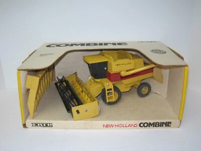 1/32 NEW HOLLAND COMBINE w/BOTH HEADS NIB - Image 1 of 4