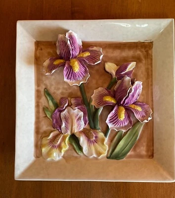 Hermoso Plato Decorativo 3D Iris Púrpura Delicado 8" x 8" Pintado a Mano Coleccionista  Foto 1 de 4