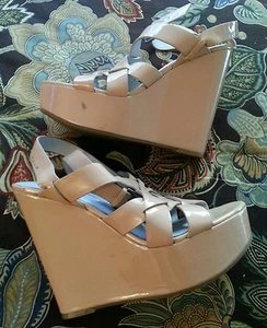 NWOB Vera Wang Lavender Patent Leather Platform Wedge Sandals in Size 8 - Picture 1 of 12