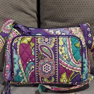 Vera Bradley LILA MELIERT Schultertasche Batik Blätter Blumen Neu ohne Etikett - Bild 1 von 16