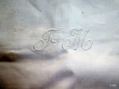 NAPPE DAMASSEE ANCIENNE  225 x 160 cm environ chiffrée FM ou TM ? voir photo - Photo 1/4