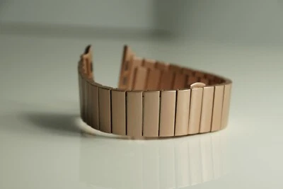 Correa de reloj Apple con hebilla de mariposa de metal de acero inoxidable para oro rosa de 44/42 mm Foto 1 de 4
