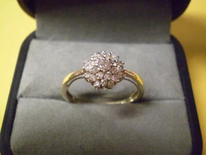 Anillo en racimo de 25 diamantes de oro amarillo 10K para damas 2,0 gramos - Imagen 1 de 5