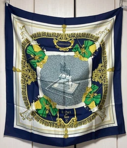 Sciarpa quadrata seta Hermes Flanerie a Versailles Carre 90 senza etichette senza scatola usata. - Foto 1 di 6