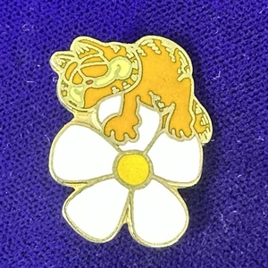 Vintage 1978 Garfield Daisy Flower Kats Meow Enamel Brooch Pin - Picture 1 of 4