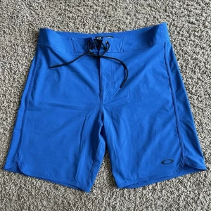 Oakley Herren Performance Fit Boardshorts Größe 34 einfarbig blau 8" gebraucht, in einwandfreiem Zustand Bademode - Bild 1 von 8