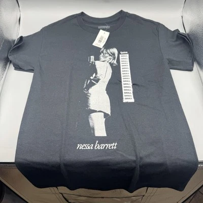 Camiseta Nessa Barrett Lie Negra PEQUEÑA Nueva Foto 1 de 4