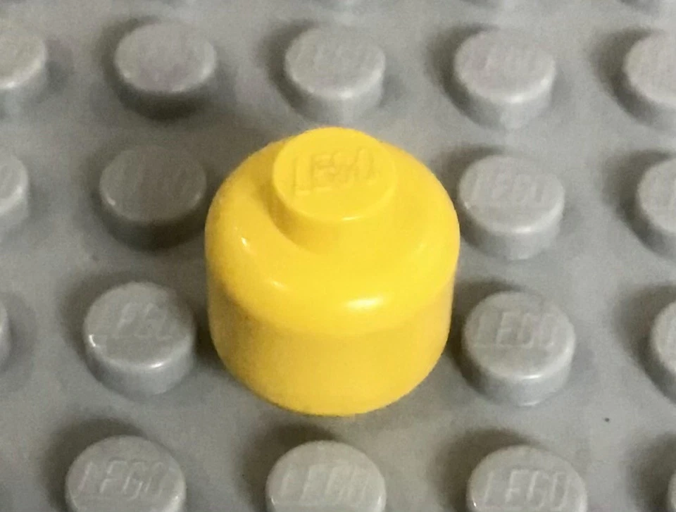 LEGO Minifigura Amarilla, Cabeza (Lisa) - Perno Sólido Foto 1 de 1