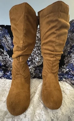 Botas de pantorrilla Forever marrón coñac con cremallera imitación gamuza, 9 Foto 1 de 4