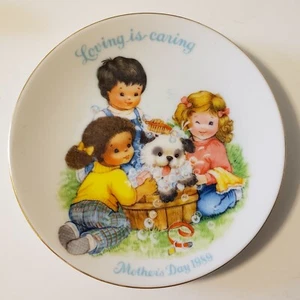 Loving is Caring - AVON Mother's Day 1989 -  Porcelain - 22K gold painted edges - Picture 1 of 2