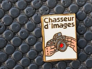  pins pin BADGE PRESSE PHOTO MEDIA CHASSEUR D'IMAGES SIGNE DECAT - Picture 1 of 1