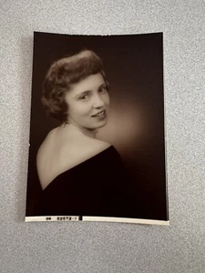 Girl Looking Over Shoulder Vintage Woman Antique Studio Portrait Photo - Foto 1 di 2