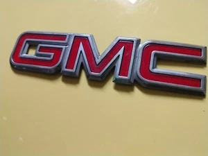 GMC Terrain Savana Yukon Sierra RED REAR CHROME EMBLEM OEM USED - Foto 1 di 4