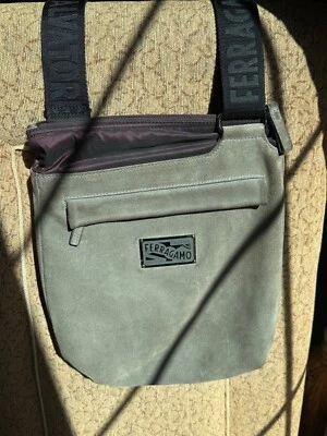 Bolsa tiracolo/ombro Salvatore Ferragamo usada cinza camurça - Imagem 1 de 4