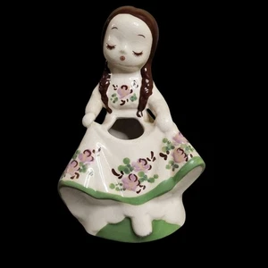 De Colección DeLee Arte Cerámica Maceta Niña con Trenzas y Falda Floral CA Cerámica 7" - Imagen 1 de 6