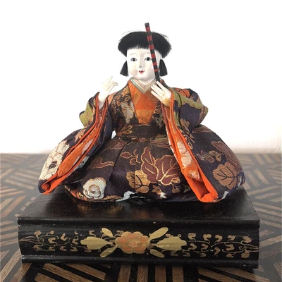 Muñeca japonesa vintage Ningyo/Hina sentada con plataforma de laca negra Foto 1 de 4