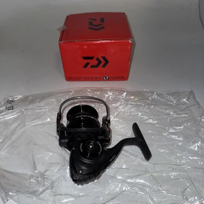 MISSING THE HANDLE Daiwa Saltist Back Bay LT Spinning Reel SALTISTBLT3000MD - Image 1 of 4
