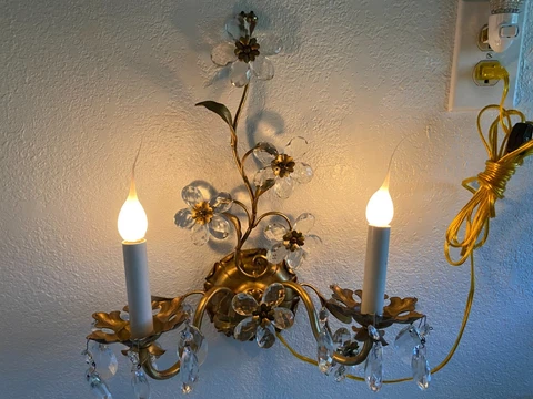 VTG MGM ITALIAN TOLE WALL CHANDELIER SCONCE CRYSTAL FLOWERS GOLD LIGHTS PRISMS Cover
