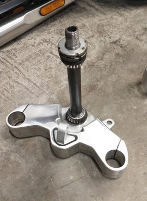 Abrazadera de árbol triple inferior Victory Vegas 2006 OEM número de pieza 1821484-156 Foto 1 de 4