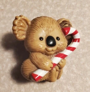Vintage Hallmark 1982 Christmas Koala Bear with Candy Cane Pin! - Imagen 1 de 2