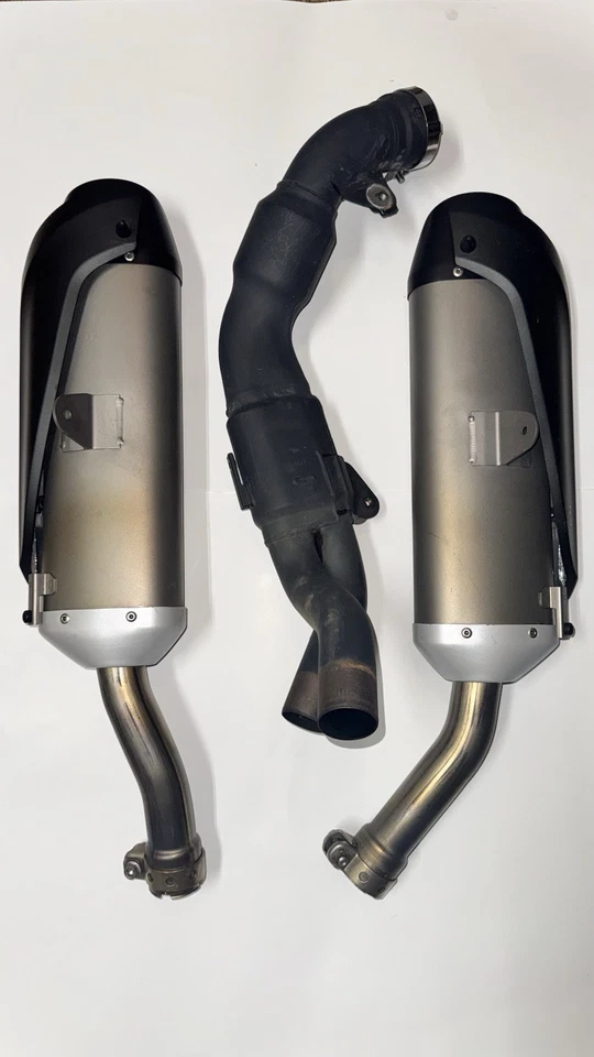 Silenciador de escape izquierdo y derecho Yamaha YZF R1 2007-2008 OEM y tubo medio OEM Foto 1 de 4