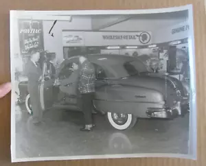 FOTO REAL #1 PONTIAC ERA 1950 8X10 COCHE AUOTMOTIVE CONCESIONARIO SEDÁN DE 4 PUERTAS - Imagen 1 de 4