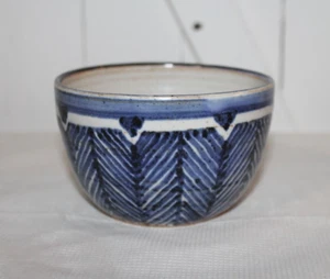 Cuenco de cerámica nativo americano diseño pluma azul y blanco firmado 4 1/4" diámetro - Imagen 1 de 5