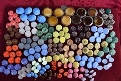200 pcs LOT OLD CZECH RARE VINTAGE GLASS BUTTONS 1930´s ART-DECO - Image 1 of 2