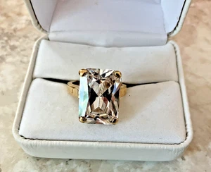 Anello Cocktail Simulato Diamante Sfaccettato .75" Rettangolare Tono Oro Misura 8 - Foto 1 di 5