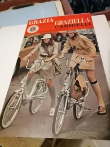 GRAZIELLA CARNIELLI 2 GIRLS PUBBLICITA' CARTONCINO DA APPENDERE E DA BANCO - Picture 1 of 6
