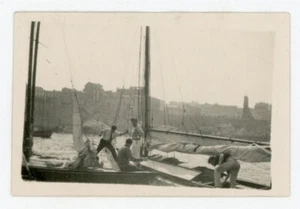 snapshot PHOTO, sur un voilier bateau port ville côtière des hommes en action - Picture 1 of 2