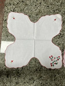 4 Vintage Christmas Bread Basket Liners Embroidered Strawberries - Picture 1 of 5