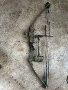 BEAR Whitetail II Compound Bow - Picture 1 of 7