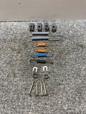 Kit de herrajes de freno de tambor trasero Pronto HW17273 para Honda Accord 1982-1985 Foto 1 de 4