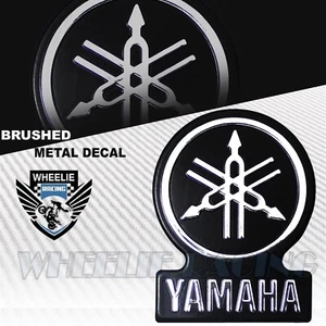 Calcomanía de emblema de aluminio cepillado de 3,25""X 2"" 3D Yamaha + pegatina de guardabarros de cartas - Imagen 1 de 1