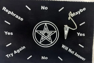Tappetino a pendolo pentagramma - 8"" x 12"" Ouija Spirit Talking Nuovo con pendolo al quarzo - Foto 1 di 4