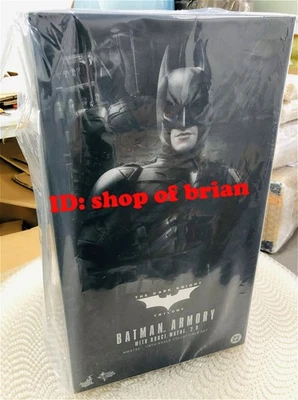 EN STOCK Hot Toys MMS750 The Dark Knight 1/6 Batman Armory con Bruce Wayne 2.0 Foto 1 de 4