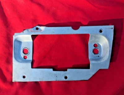 Placa de reparación de panel de radio de tablero de camioneta Chevy GMC 1973-1987 con perno fabricante de equipos originales Blazer Jimmy Foto 1 de 2