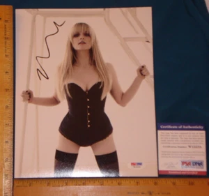 PSA/DNA Authentic Melissa Rauch Signed 8"X10" Color Photo style #3 - Picture 1 of 3
