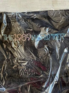 BORSA A TRACOLLA TAYLOR SWIFT ""1989 WORLD TOUR"" VIP BORSA A TRACOLLA MESSENGER - Foto 1 di 3