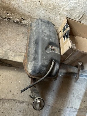 Verkaufe hier einen Tank eines w124 Benziner KombiVersand möglich - Bild 1 von 4