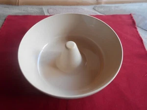 VINTAGE ANCHOR HOCKING MICROWARE PM459-T1 484 BEIGE 9" TUBE ROUND BUNDT CAKE PAN - Picture 1 of 2