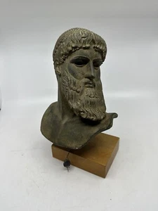 Poseidonbüste in patiniertem Putz auf Holz Ständer Etikett liest Made in Greece - Bild 1 von 13