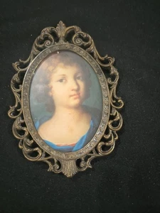 Filigrana de latón con marco ovalado italiano ornamentado vintage con joven - Imagen 1 de 5