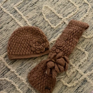 Fossil Malva Gruesa Tejido Flor Cuello Envolvente Bufanda (NUEVO CON ETIQUETAS) Y Conjunto de Sombrero - Imagen 1 de 14