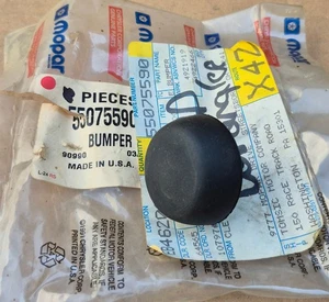 1997-2006 Jeep Wrangler TJ NOS MoPar Windshield REST RUBBER BUMPER - Picture 1 of 2