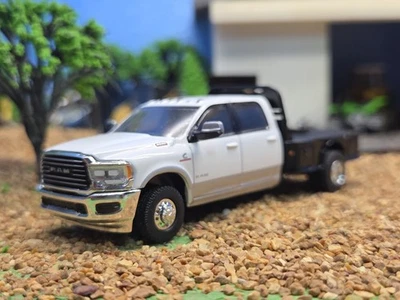 Camión Ram Dodge 3500 Laramie 2020 1/64 personalizado plataforma plana 4x4 enganche remolque granja Ertl Foto 1 de 4