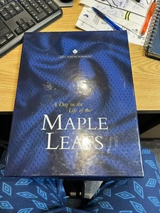 A DAY IN THE LIFE OF THE MAPLE LEAFS Toronto Canada Canadian NHL Hockey Book - Foto 1 di 3